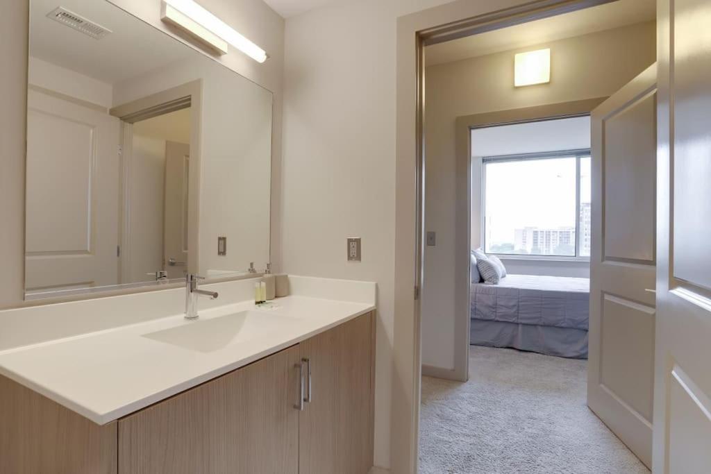 Wonderful 2Br Apartment At Crystal City Арлингтън Екстериор снимка